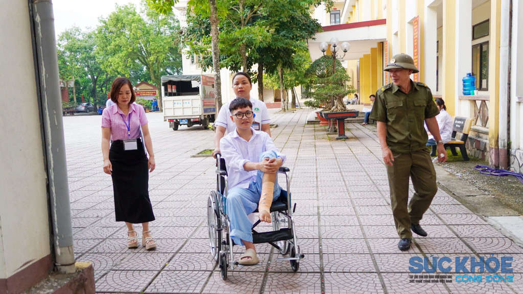 Hình ảnh chiếc xe lăn lặng lẽ tiến về phía cổng trường chỉ diễn ra trong ít phút, nhưng lại chứa đựng trọn vẹn ý nghĩa của hai chữ 