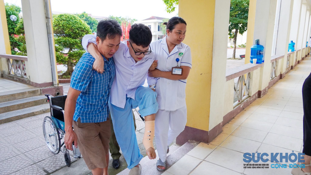 Không phải trong phòng cấp cứu, cũng không phải trên bàn mổ, mà là trên hành trình đưa một thí sinh bằng xe lăn đến cánh cổng trường thi. (ảnh: TL)