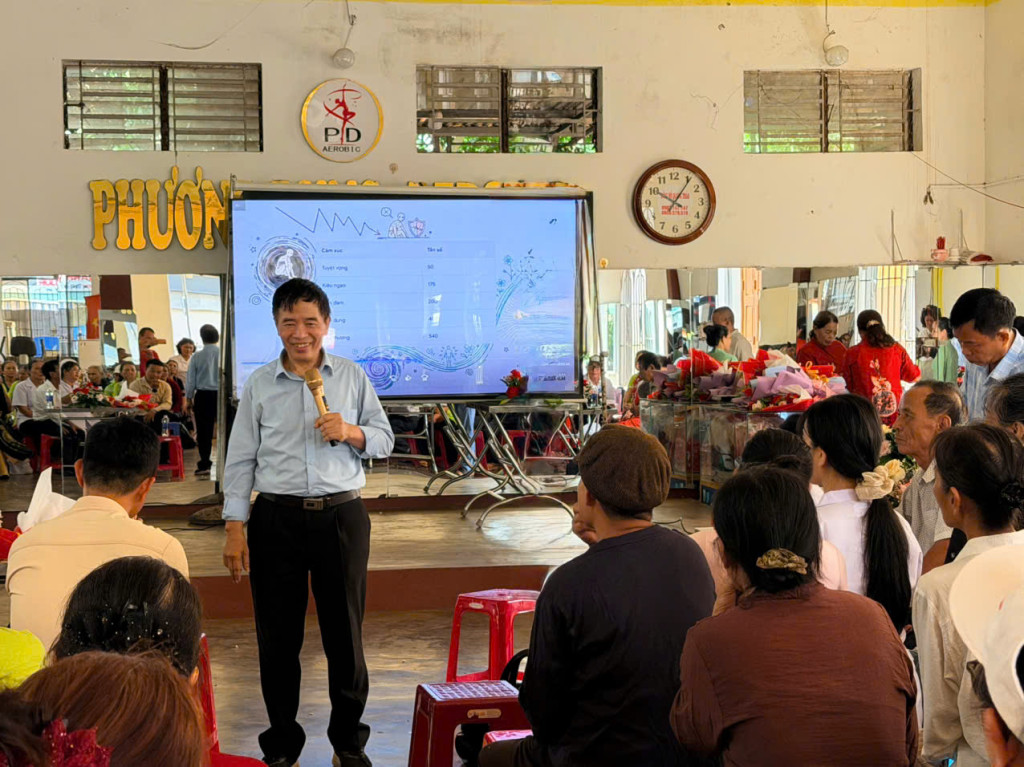 GS.TS. Nguyễn Công Khanh trực tiếp giảng dạy tại lớp tập huân (Ảnh: PV)