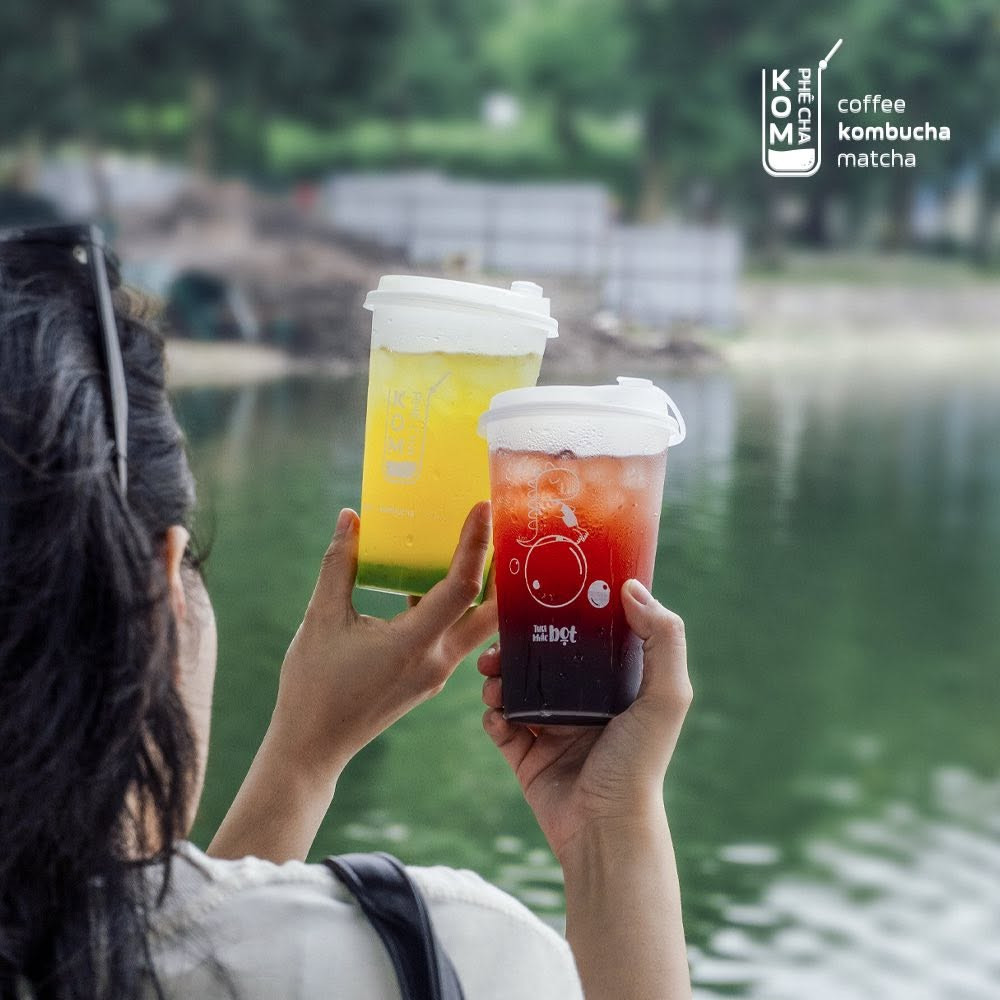 Một trong những thương hiệu chuỗi tiên phong lấy Kombucha làm “key point”, Kom Phê Cha lựa chọn phát triển sản phẩm theo hướng vừa giữ giá trị sức khỏe, vừa bắt nhịp xu hướng tiêu dùng của giới trẻ.