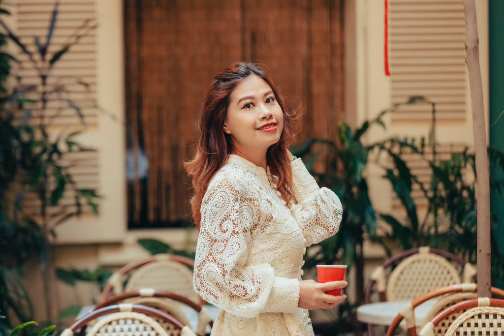 Bà Trần Thị Hồng Trang – Founder Matcha Vibe. Thương hiệu được xây dựng từ mong muốn kết nối những người trẻ yêu thích lối sống lành mạnh, tinh tế và giàu năng lượng tích cực.