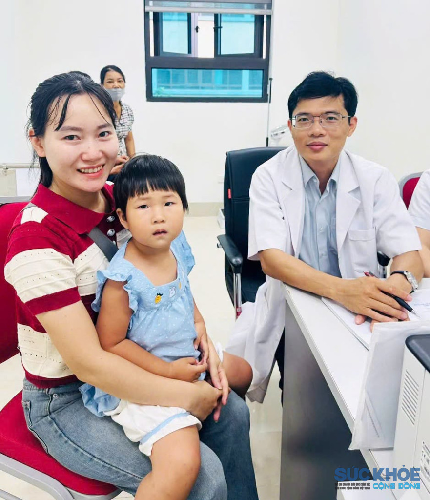 Nụ cười rạng rỡ của gia đình cô bé cùng những lời cảm ơn chân thành từ người thân đã trở thành món quà vô giá dành cho đội ngũ y bác sĩ. (ảnh:TL)