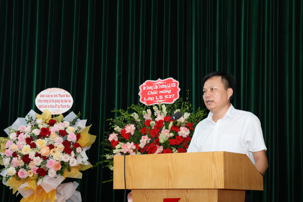 Lớp trưởng Đỗ Anh Tuấn phát biểu tri ân tại lễ bế giảng Lớp đào tạo nghề luật sư K27 tại Thanh Hóa