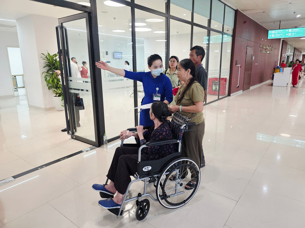 Đội ngũ nhân viên hỗ trợ, hướng dẫn người dân trong ngày đầu bệnh viện đi vào hoạt động (Ảnh: BVCC)