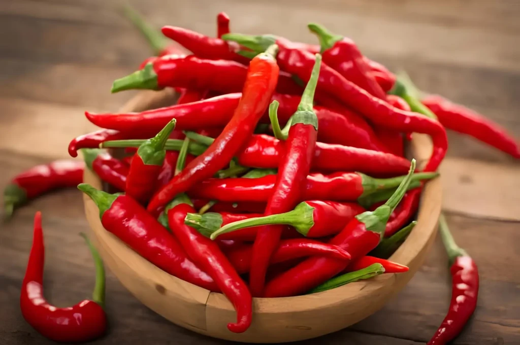 Chọn ớt tươi (Ảnh: Sưu tầm)