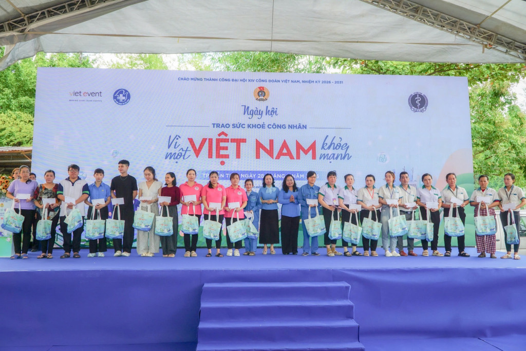 Lãnh đạo Tổng Liên đoàn Lao động Việt Nam và TP. Cần Thơ trao quà hỗ trợ công nhân, người lao động có hoàn cảnh khó khăn, lan tỏa tinh thần chăm lo thiết thực, đồng hành cùng đoàn viên và người lao động (Ảnh: VGP/LS)