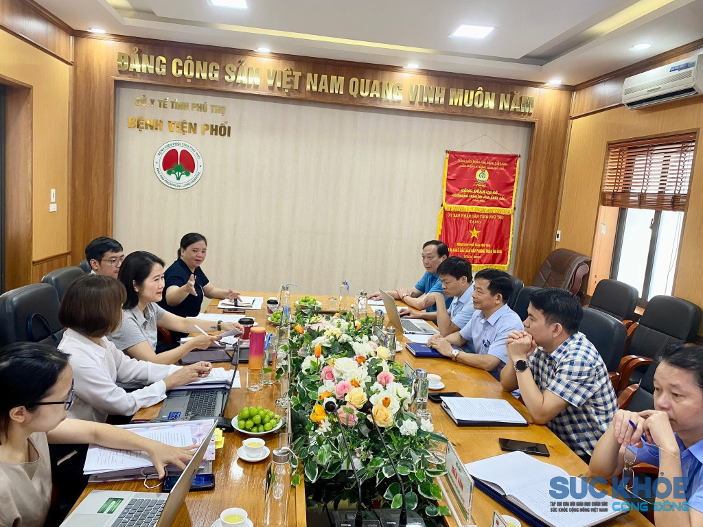 Trao đổi chuyên môn với đoàn viện phổi quốc gia (ảnh: TL)
