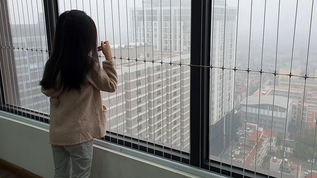 Phụ huynh cần lắp lưới bảo vệ ban công để hạn chế rủi ro tai nạn (Ảnh: Sưu tầm)