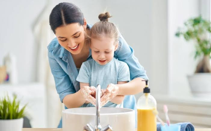 Cha mẹ cần luôn bên trẻ khi tắm hoặc đi vệ sinh (Ảnh: Sưu tầm)