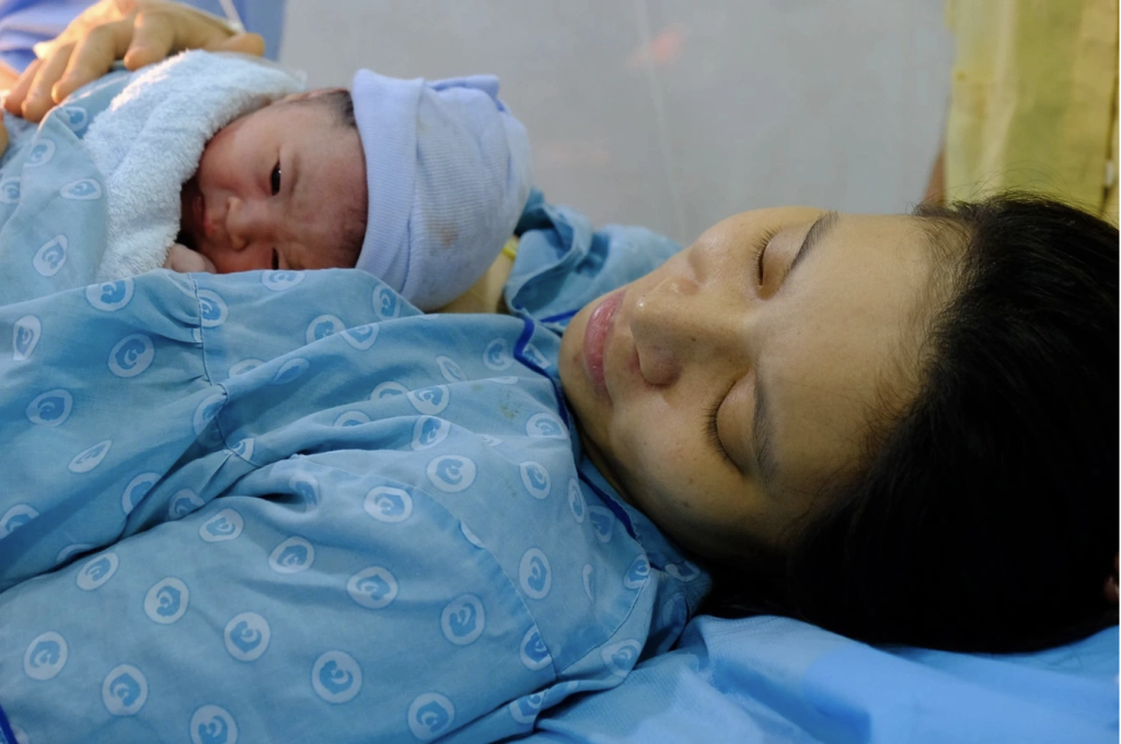 Luật Bảo hiểm xã hội năm 2024 chính thức có hiệu lực từ ngày 1/7/2026, mở rộng quyền lợi đối với lao động nữ sinh con (Ảnh minh họa)