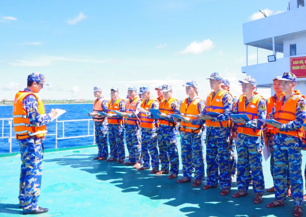 Các học viên huấn luyện chuyên ngành Hàng hải, công tác đảm bảo hàng hải và các phương pháp thả neo (Ảnh: PV)