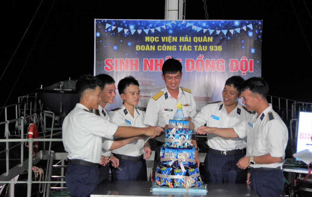 Học viên thực hành quan sát trong đi ca, trên hải trình của tàu (Ảnh: PV)