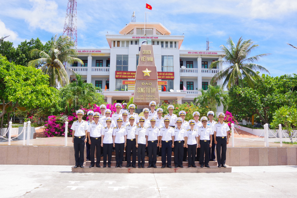 Khi tàu neo, điều kiện sóng lặng, các học viên tập thể dục sáng (Ảnh: PV)