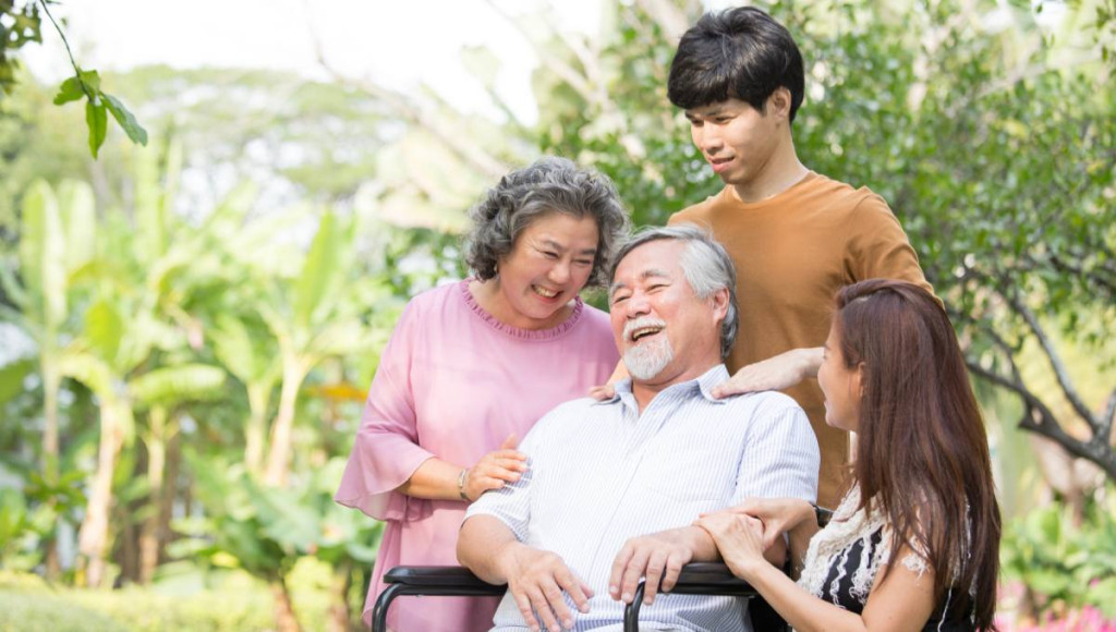 Gia đình cùng trò chuyện, sẻ chia (Ảnh: Sưu tầm)