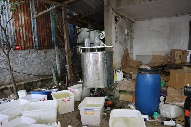 Xưởng sản xuất sữa tắm giả, dầu dưỡng giả tại phường Thành Nam, tỉnh Ninh Bình và máy trộn hóa chất, các thùng nhựa chứa hóa chất pha trộn để chiết dấu vào chai sữa tắm giả. (Ảnh: CA)