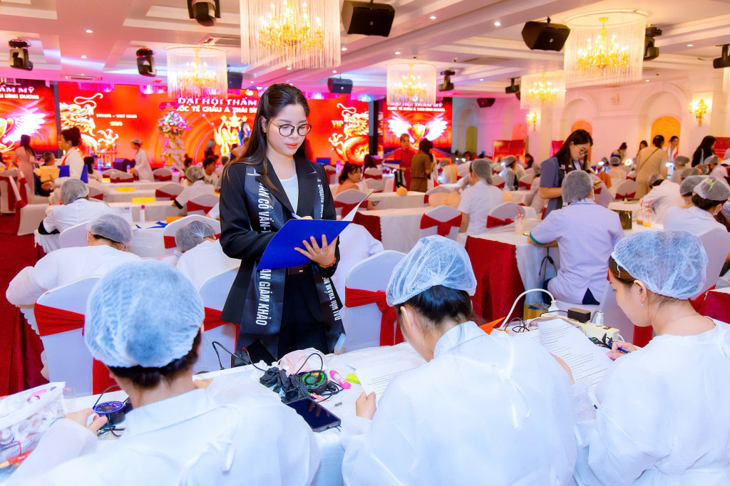 Thuỷ Anh trao đổi trực tiếp tại khu vực thực hành, tạo nhịp kết nối giữa đào tạo, kỹ thuật và trải nghiệm thực tế (Ảnh: BTC)