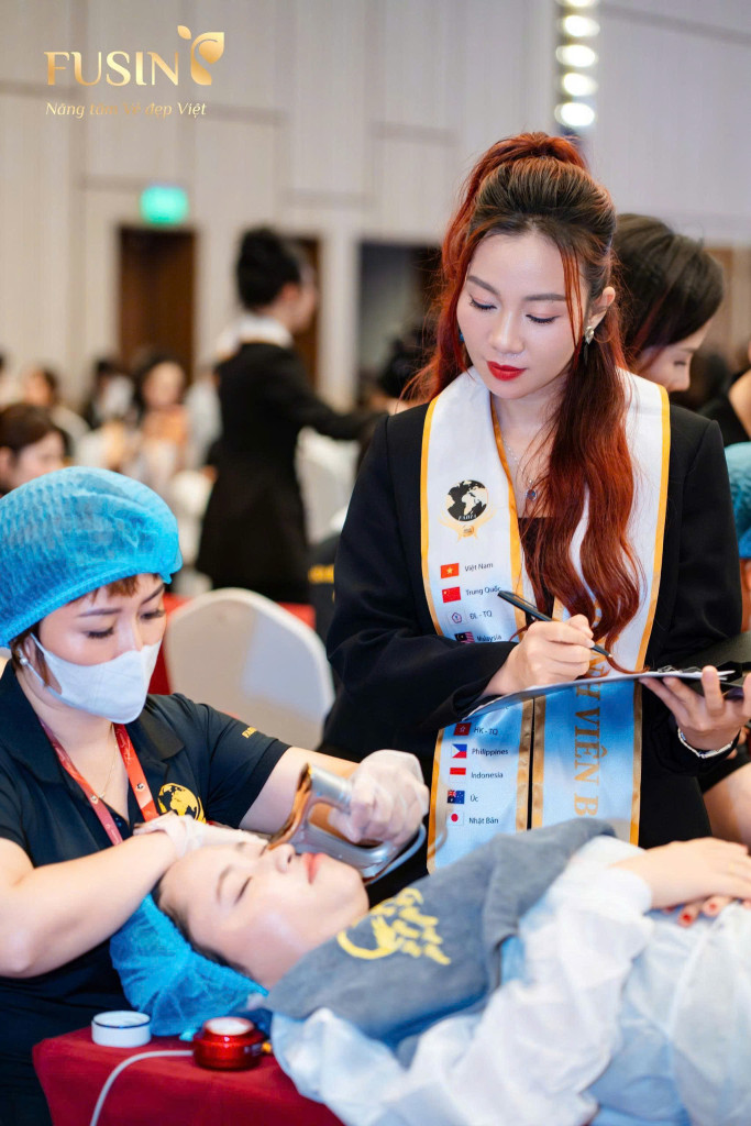 Một khoảnh khắc làm nghề tại sự kiện: sự chuẩn xác của thao tác kỹ thuật luôn cần đi cùng sự tập trung và trách nhiệm với từng khách hàng, từng thí sinh (Ảnh: BTC)