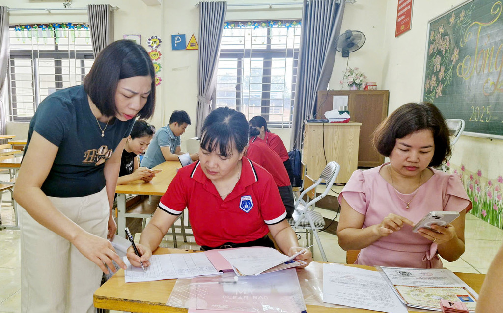 Công tác hỗ trợ tuyển sinh đầu cấp tại Trường Tiểu học Vân Cơ được triển khai chu đáo, tạo thuận lợi cho phụ huynh trong quá trình đăng ký (ảnh: Đình Thơm)