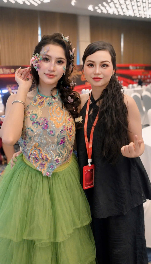 Mai Hương bên tác phẩm và người mẫu, ghi dấu một đêm vinh danh đậm chất nghệ thuật tại Hạ Long (Ảnh: BTC)