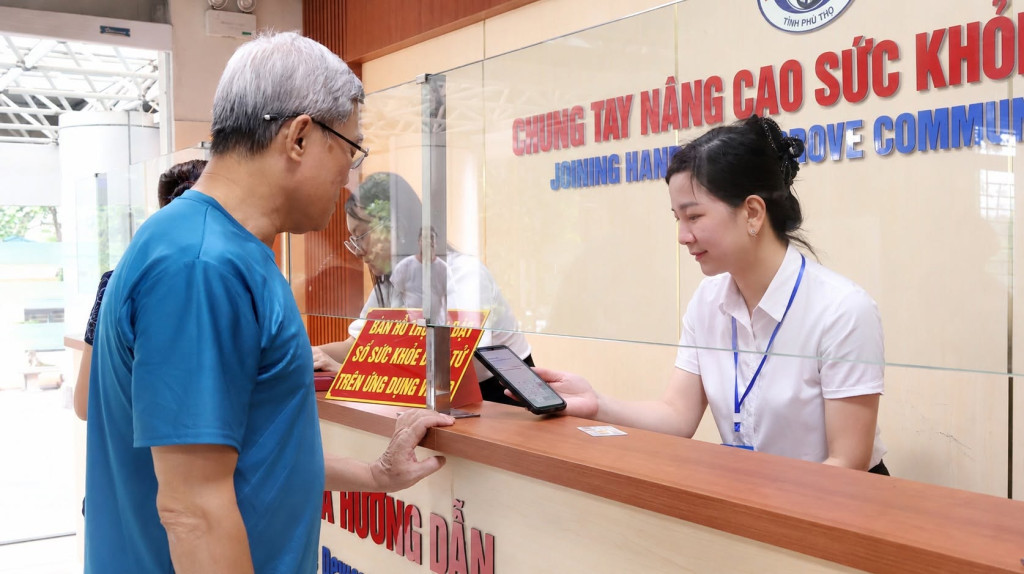 Bệnh viện đã bố trí các điểm hỗ trợ tại khu vực tiếp đón, lấy số thứ tự, khu vực chờ khám và bộ phận chăm sóc khách hàng (ảnh: TL)