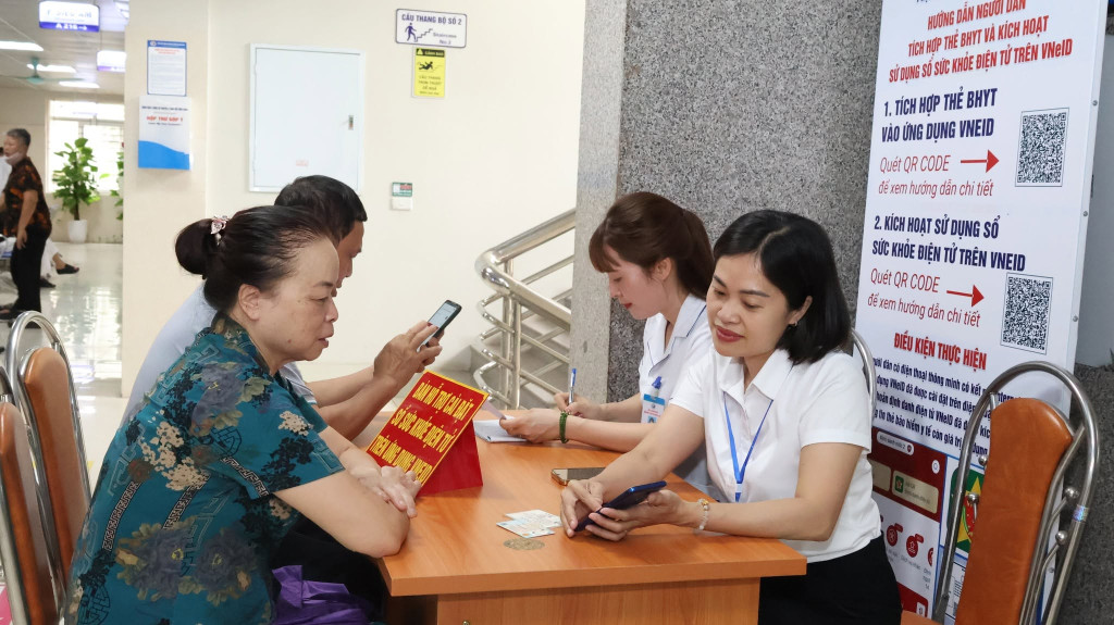Bệnh viện đã bố trí các điểm hỗ trợ tại khu vực tiếp đón, lấy số thứ tự, khu vực chờ khám và bộ phận chăm sóc khách hàng (ảnh: TL)