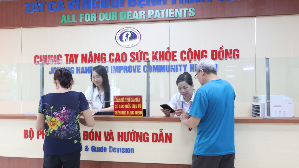Bệnh viện đã bố trí các điểm hỗ trợ tại khu vực tiếp đón, lấy số thứ tự, khu vực chờ khám và bộ phận chăm sóc khách hàng (ảnh: TL)