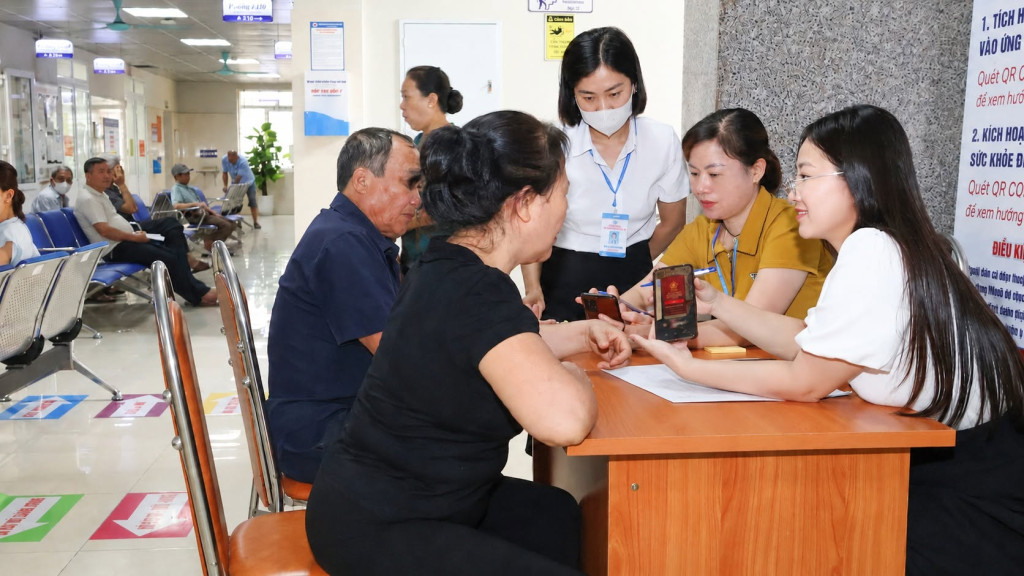 Bệnh viện đã bố trí các điểm hỗ trợ tại khu vực tiếp đón, lấy số thứ tự, khu vực chờ khám và bộ phận chăm sóc khách hàng (ảnh: TL)