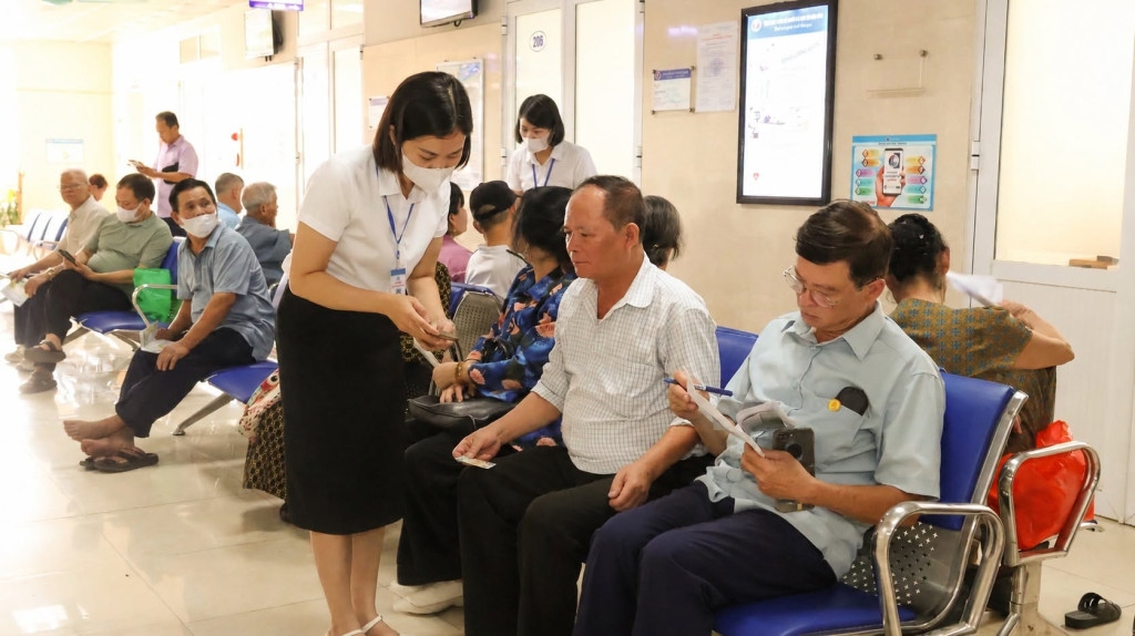 Bệnh viện đã bố trí các điểm hỗ trợ tại khu vực tiếp đón, lấy số thứ tự, khu vực chờ khám và bộ phận chăm sóc khách hàng (ảnh:TL)