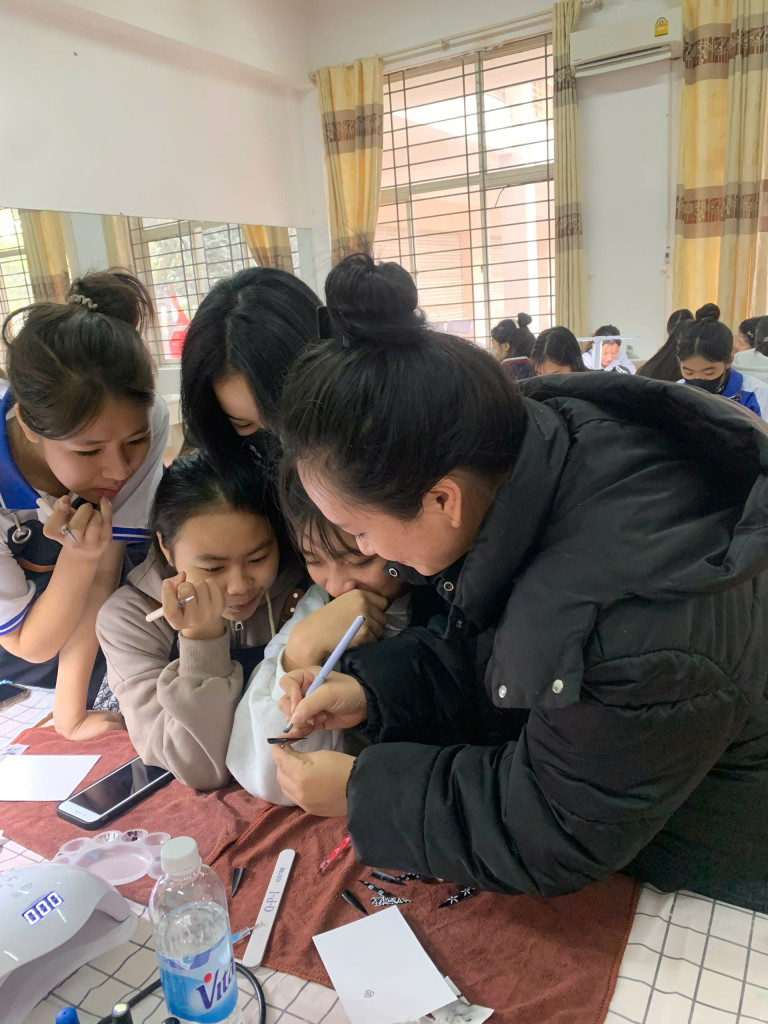 Khoảnh khắc hướng dẫn trực tiếp cho học viên: kỹ thuật chỉ bền khi người thợ chịu quan sát từng chi tiết nhỏ (Ảnh: BTC)