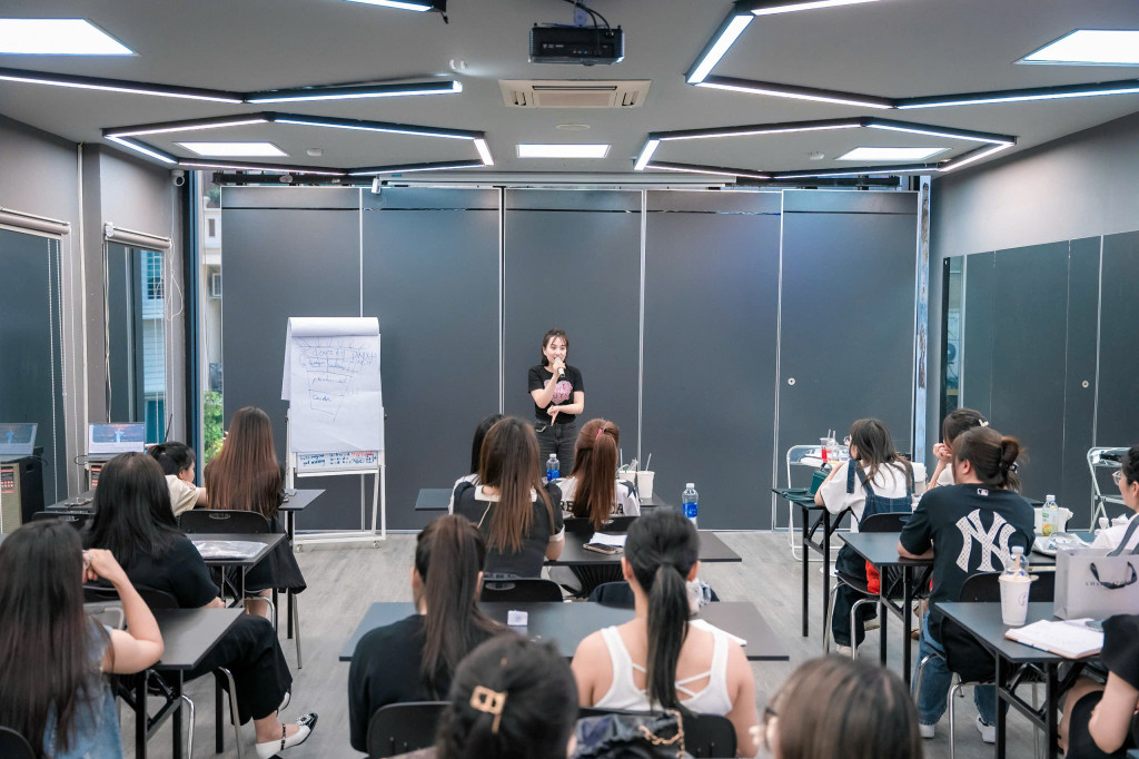 Không gian lớp học cho thấy nghề làm đẹp hôm nay cần kỹ năng, tư duy dịch vụ và khả năng chia sẻ lại kinh nghiệm (Ảnh: BTC)