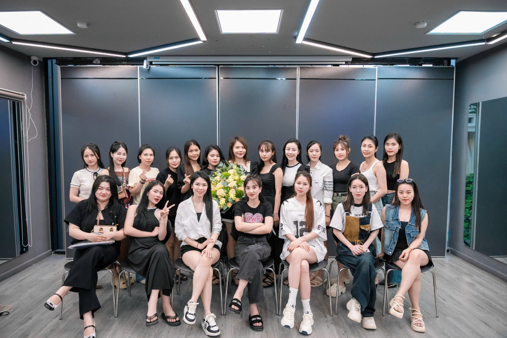 Tập thể học viên và đồng nghiệp - nguồn năng lượng giúp hành trình đào tạo của ELI BEAUTY có thêm chiều sâu (Ảnh: BTC)