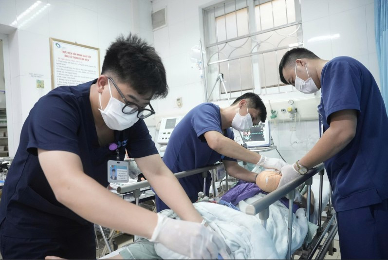Các chuyên khoa cấp cứu – chấn thương – hồi sức tích cực đã phối hợp với kỹ sư thiết bị y tế tháo gỡ, giải phóng bàn tay bị kẹt trong máy xay (Ảnh: BVCC)