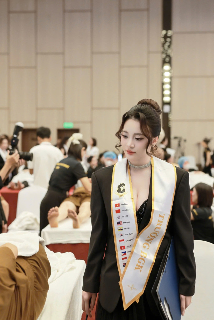 Ở vai trò Trưởng Ban giám khảo, Thảo Nhi theo sát phần thi với tinh thần quan sát kỹ lưỡng và thái độ nghiêm túc (Ảnh: BTC)