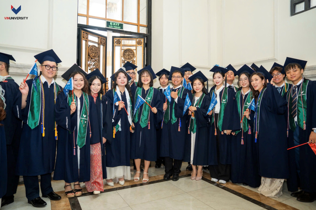 Lưu Bảo Linh là một trong 47 Bác sĩ Y khoa đầu tiên tốt nghiệp từ chương trình được đồng thiết kế và xác thực chất lượng bởi Đại học Pennsylvania (UPenn).