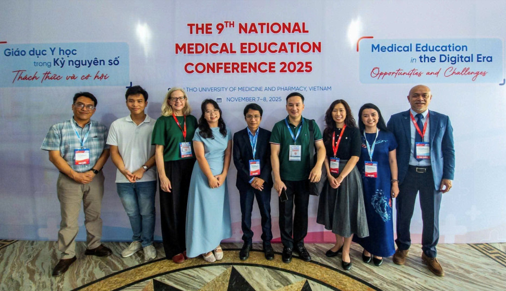Không chỉ ghi dấu ấn với thành tích chuyên môn xuất sắc, Linh nổi bật nhờ nhiều thành tích khác trong các hoạt động ngoại khóa, nghiên cứu khoa học, các cuộc thi y khoa quốc tế