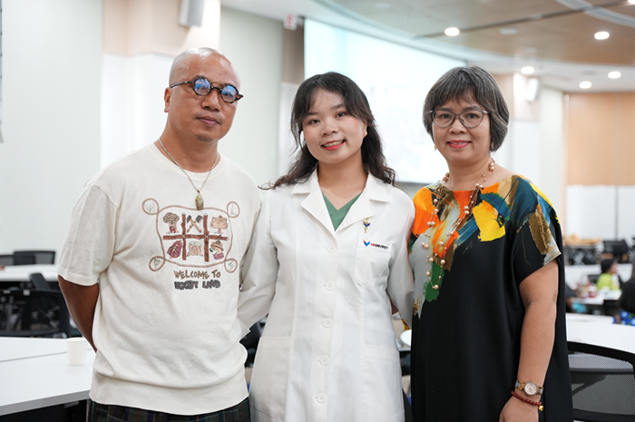Chia sẻ về dự định, Linh cho biết sẽ học Bác sỹ Nội trú Nhi khoa, trong suốt thời gian theo đuổi ước mơ trở thành một bác sĩ, Linh luôn nhận được sự ủng hộ của gia đình.