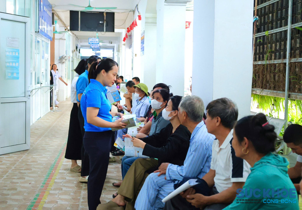 Hướng dẫn chính sách, pháp luật về bảo hiểm y tế (BHYT) và bảo hiểm xã hội (BHXH) đến người dân (ảnh: TL)