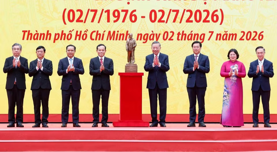 Tổng Bí thư, Chủ tịch nước Tô Lâm trao bức tượng Chủ tịch Hồ Chí Minh tặng Đảng bộ, chính quyền và nhân dân Thành phố Hồ Chí Minh (Ảnh: TTXVN)