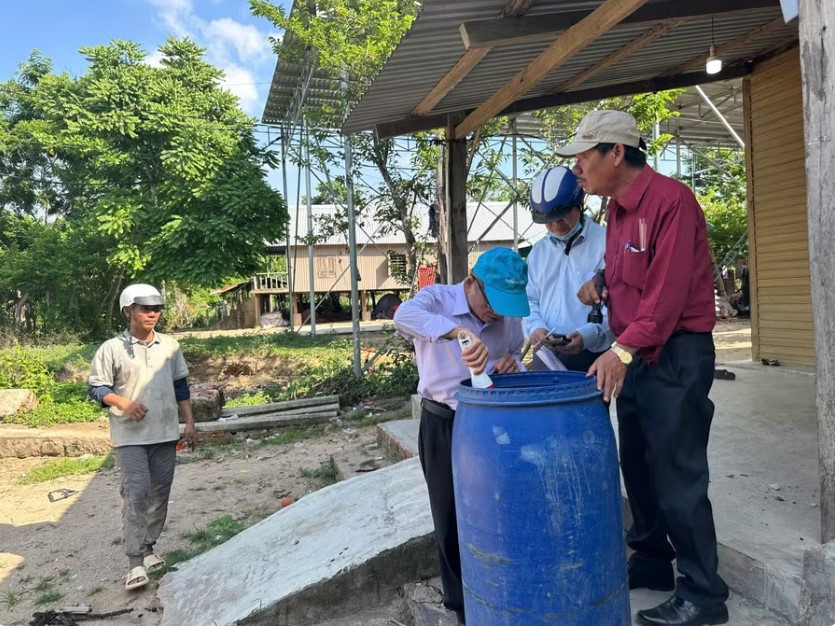 Đoàn công tác của Trung tâm Kiểm soát bệnh tật tỉnh triển khai giám sát tình hình bệnh SXH, công tác phòng, chống và xử lý ổ dịch tại xã Phú Túc (Ảnh: Như Nguyện)