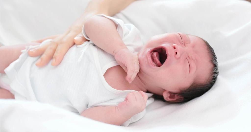 Trẻ quấy khóc sau khi bú (Ảnh: Sưu tầm)
