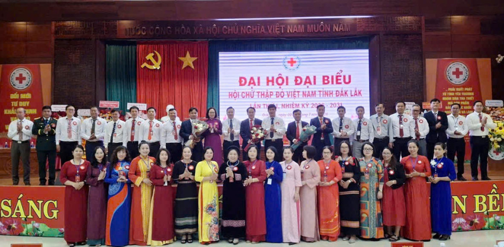 Ban Chấp hành Hội Chữ thập đỏ Việt Nam tỉnh Đắk Lắk khóa I, nhiệm kỳ 2026 - 2031 ra mắt Đại hội. (Ảnh: Hội Chữ Thập đỏ Việt Nam tỉnh Đắk Lắk)