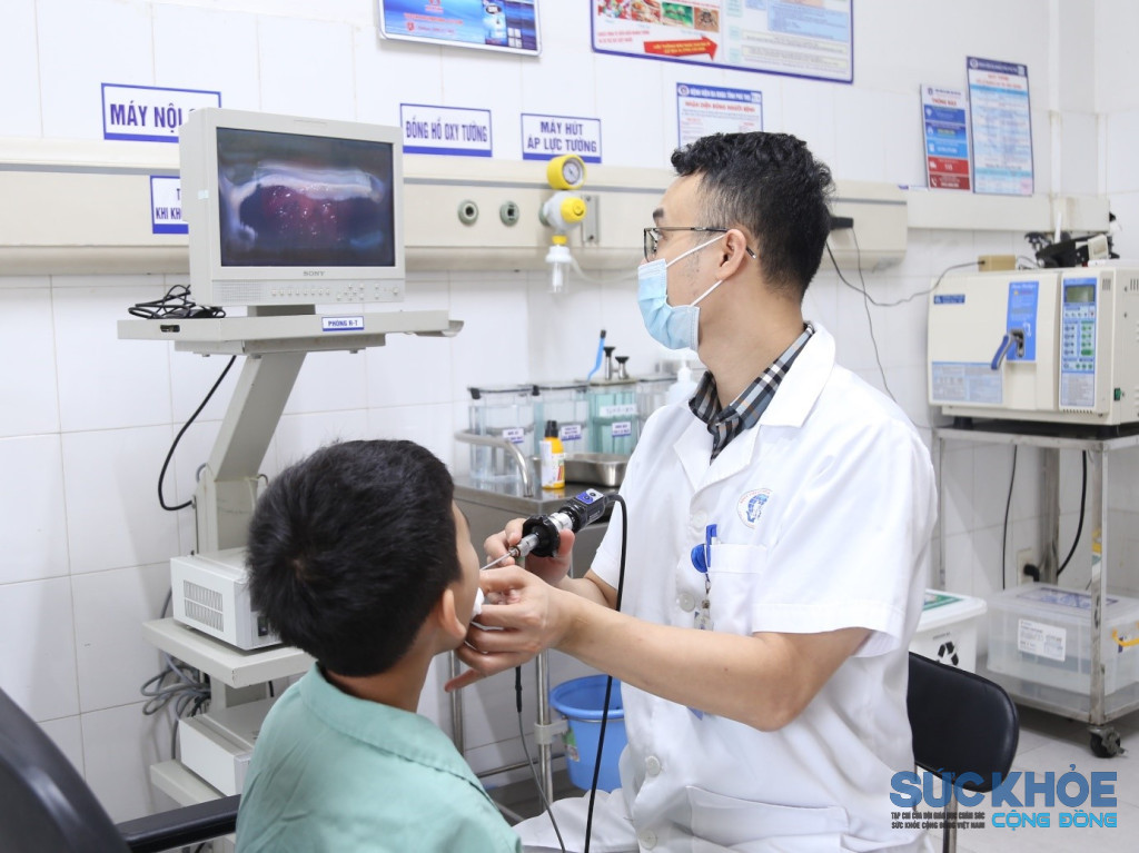 ThS. BS. Nguyễn Thành Luân – Phó Trưởng khoa Tai mũi họng thăm khám cho người bệnh trước khi ra viện(ảnh: TL)