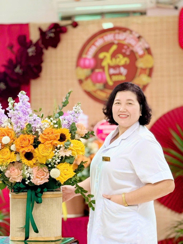 Nụ cười hiền hậu của người điều dưỡng sản khoa giữa không gian tri ân - nơi sự tận tâm được nhận ra bằng những điều rất đời thường (Ảnh: BTC)