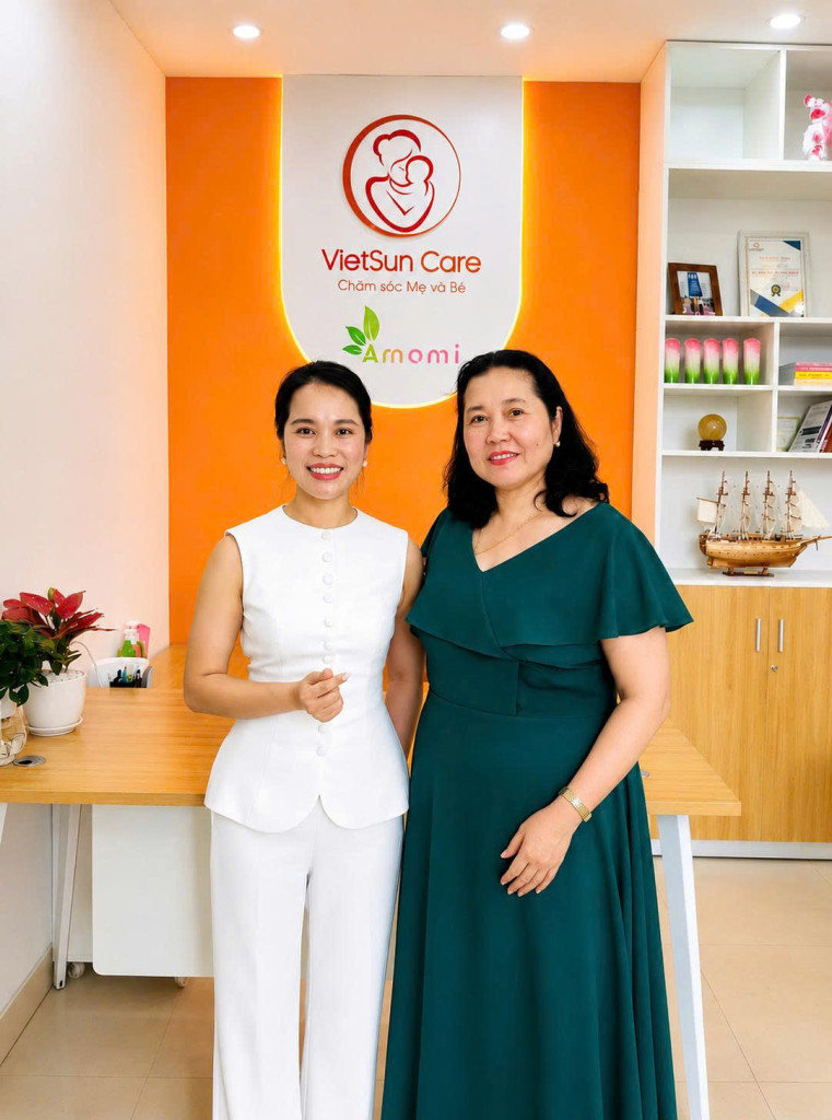 Tại VietSun Care Thanh Hóa, Mrs. Lê Thị Hải tiếp tục đưa kinh nghiệm sản khoa đến gần hơn với các gia đình sau sinh (Ảnh: BTC)