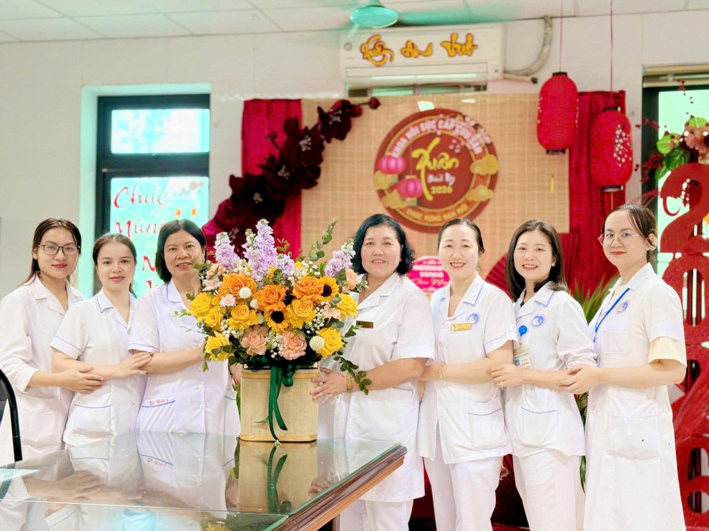 Mrs. Lê Thị Hải cùng đội ngũ đồng nghiệp - phía sau mỗi dịch vụ chăm sóc là một tập thể biết phối hợp và đặt người mẹ làm trung tâm (Ảnh: BTC)