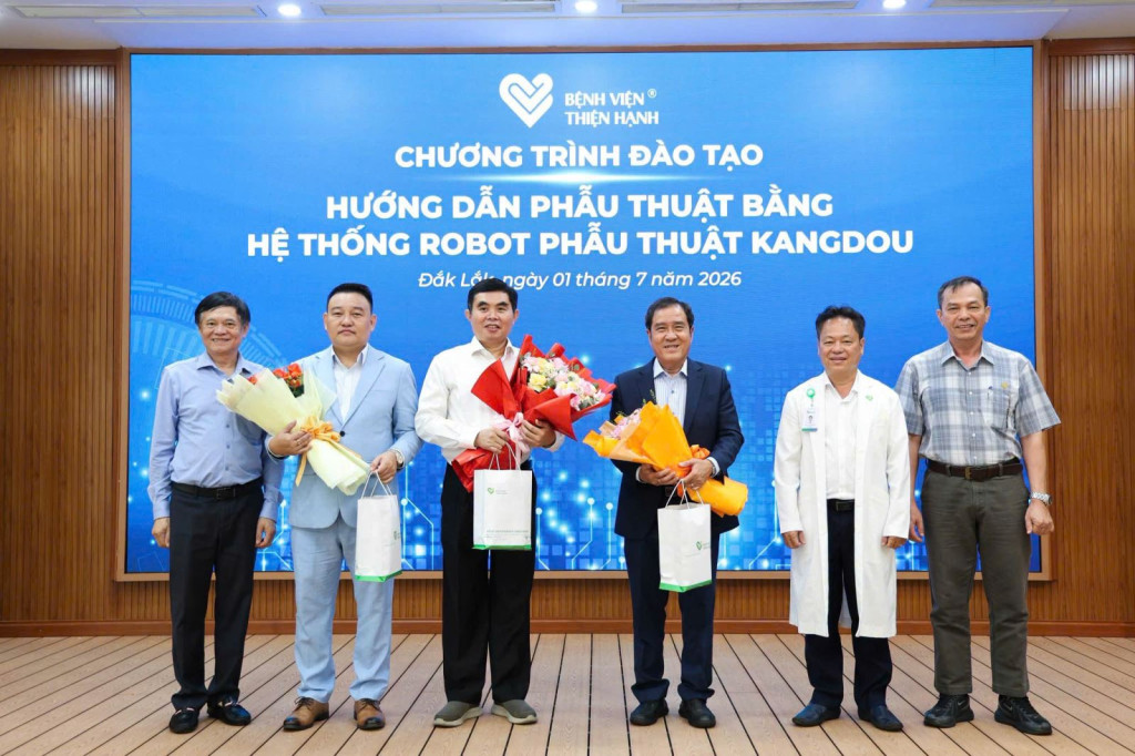 Ban giám đốc Bệnh viện đa khoa Thiện Hạnh cùng các chuyên gia phẫu thuật robot của Bệnh viện Chợ Rẫy và đại diện đơn vị cung cấp thiết bị (Ảnh: BV Thiện Hạnh)