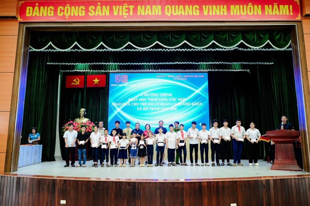 những phần quà đầy ý nghĩa đã được trao cho các em nhỏ có hoàn cảnh khó khăn tại xã Hồ Tràm trong ngày 3/7 (Ảnh: BTC)