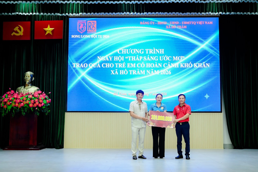 201 triệu đồng và những phần quà đầy ý nghĩa đã được trao cho các em nhỏ có hoàn cảnh khó khăn tại xã Hồ Tràm trong ngày 3/7 (Ảnh: BTC)
