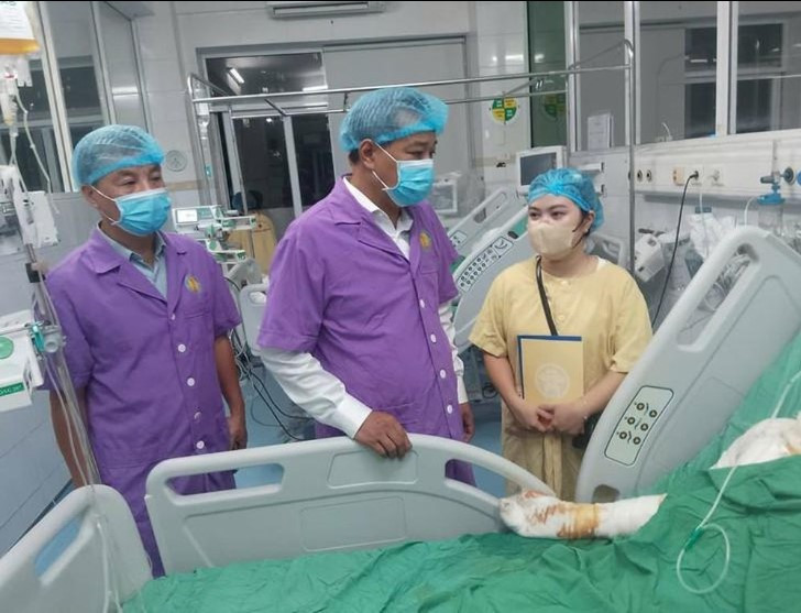 Phó Giám đốc Sở Y tế Hà Nội Đinh Hồng Phong đã thăm, động viên, trao hỗ trợ cho gia đình cháu N. đang điều trị tại Khoa Hồi sức cấp cứu của Viện Bỏng Quốc gia Lê Hữu Trác