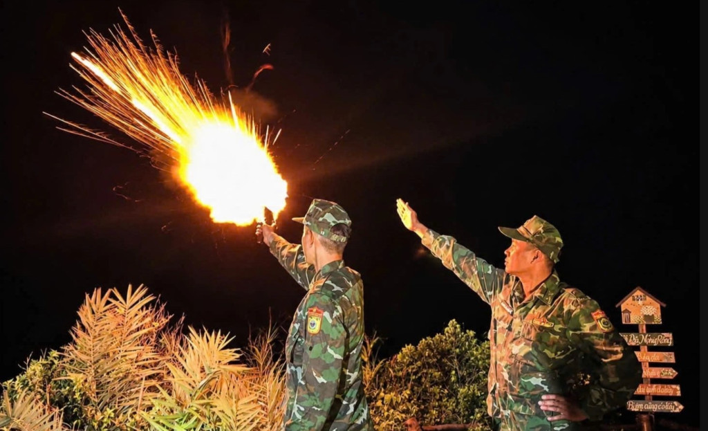Đồn Biên phòng Cô Tô phát tín hiệu pháo hiệu cảnh báo, phối hợp cùng chính quyền rà soát, kiểm đếm phương tiện (Ảnh: Thu Báu)